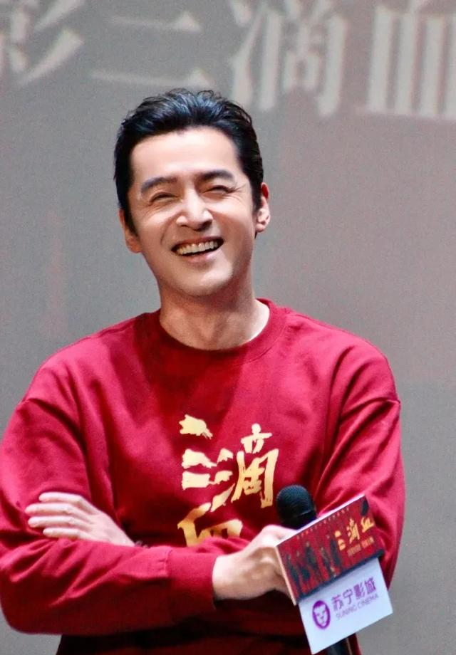 43岁胡歌断崖式衰老，眼袋肿大身材发福，新片票房失利状态差