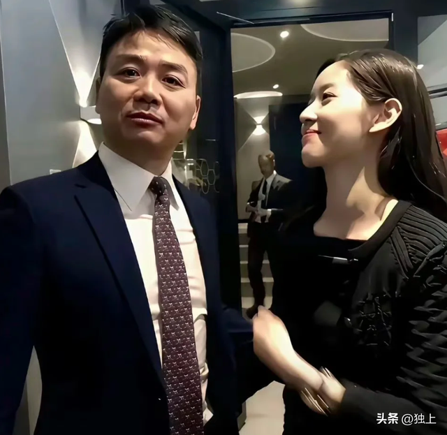 终于等到刘强东秀恩爱！可看清护着章泽天的方式，原谅我笑出了声