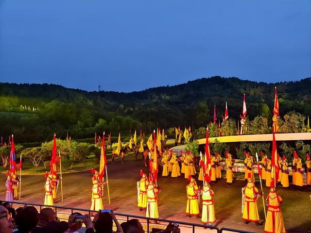 承德“双子星”市区名场面，一个白天圈粉，一个夜晚爆单名场面