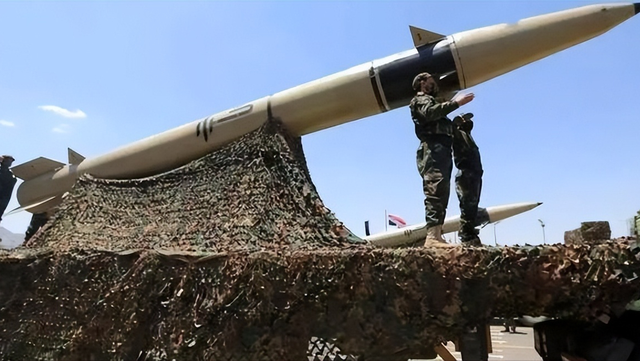 特朗普终于动手？大批B-2横跨10000公里集结，伊朗果断亮出导弹城