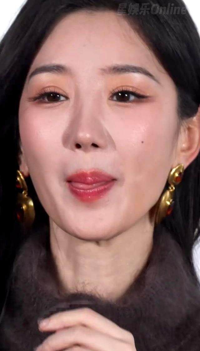 毛晓彤长相也属于甜美的乖乖女，长辈很喜欢的