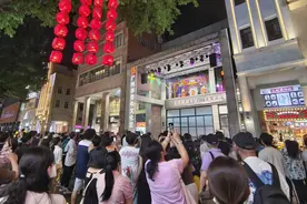 广州：绽放青春光彩，技能青年登上“橱窗剧场”炫技不停图片