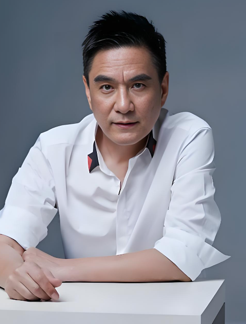 知名演员李强：演完“西门庆”没女孩敢靠近，52岁才当爹终得圆满