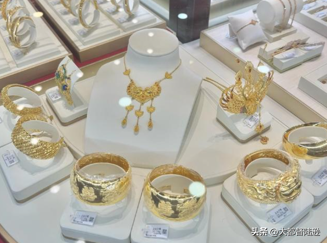 年轻人正集体抛弃黄金首饰？金店生意越来越难	，竟然和房价有关？