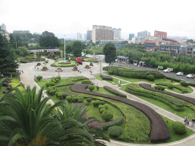 麒麟区：寥廓公园暑期服务再升级 “绿肺”成避暑 “舒心地”