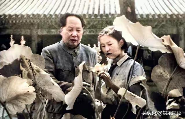 毛主席一家四口合影，四人脸上全是笑意，李讷紧挨毛主席