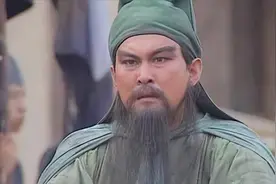 关羽斩杀华雄之时，还有4大高手在场都能杀华雄，只是各有小心思图片