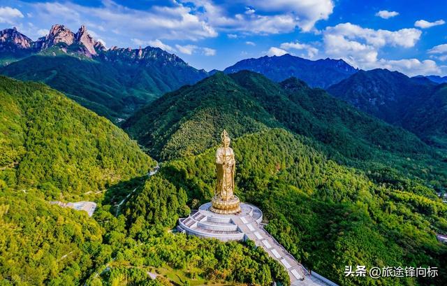 九华山景区窗外景色生动，层峦叠嶂山峰被薄雾笼罩，比想象中好看