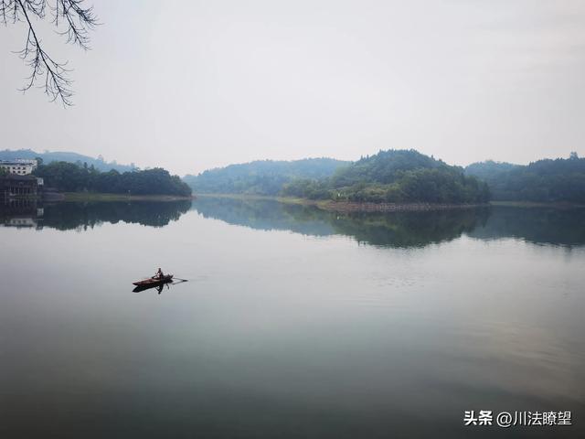 物是人非锈蚀没落的四川岳池县翠湖假日酒店