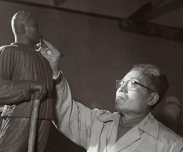 天安门广场70年未解谜：纪念碑上155字竟藏毛主席的深谋远虑