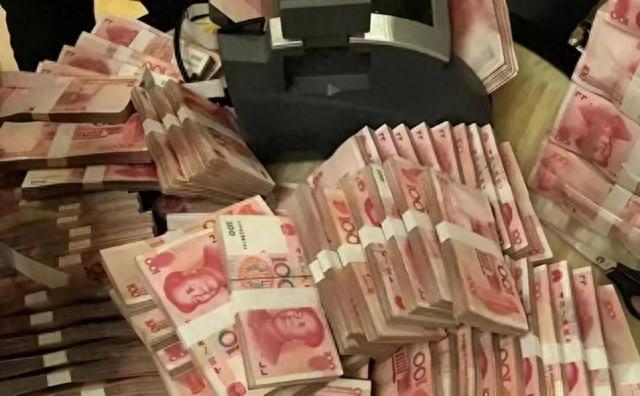 美女从不上班,每天躺在家里就有钱,民警:她家起码有几千万现金