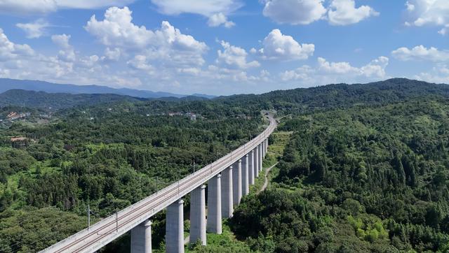 中国高铁为何放着平地不走，而选择建造高架桥？