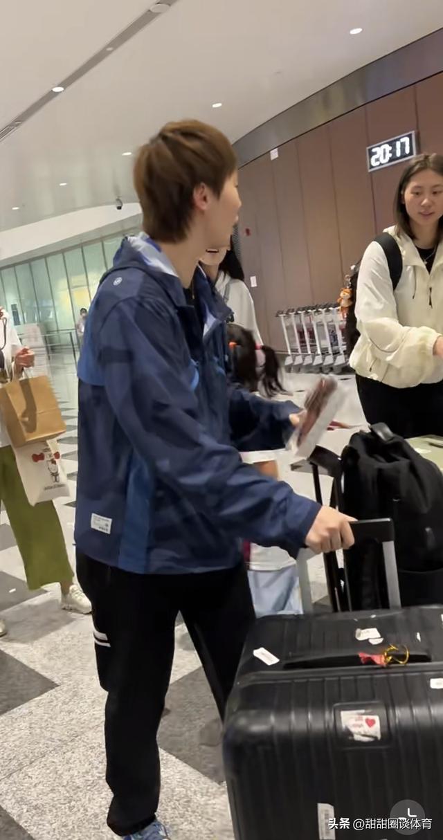 国乒落地北京，王曼昱收到小球迷送的蛋糕，为小球迷签名，林诗栋