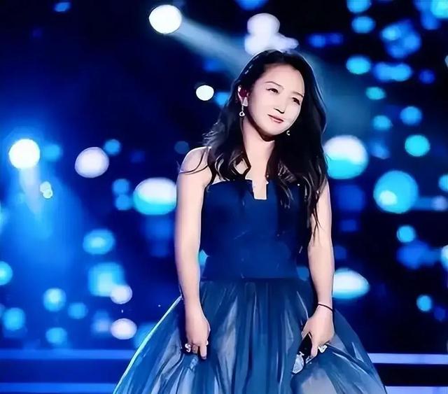 39岁何洁不忍直视，腋下勒出副乳肚子三层肉，要养4个娃操劳疲惫