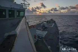敬酒不吃吃罚酒！德舰被解放军两面夹击，一路“押送”驱离台海图片