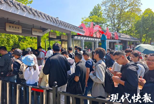 五一南京变人海：700条船不够用，全在看后脑勺！