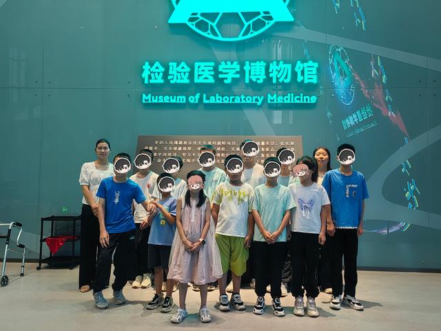 郑州市儿童福利院联合爱心机构举行生物奥秘探索主题研学活动