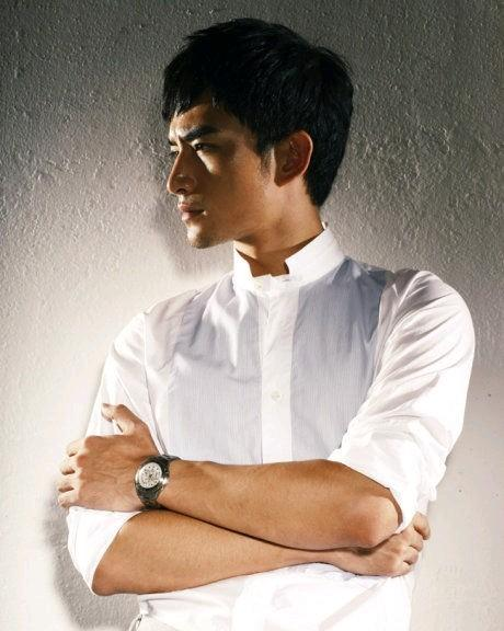 06年参加加油好男儿的张晓晨帅气自信迷人如今变成成熟稳重男人。