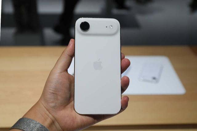苹果iPhone Air翻车记：强制eSIM，在中国栽了大跟头！