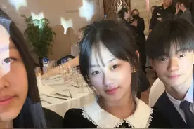 吴启华15岁千金国际学校毕业，秋天赴加国留学，母女同框宛如姐妹图片