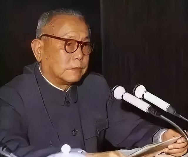 李先念为毛主席守灵时，假借散心离开大会堂，私下和一人秘密见面
