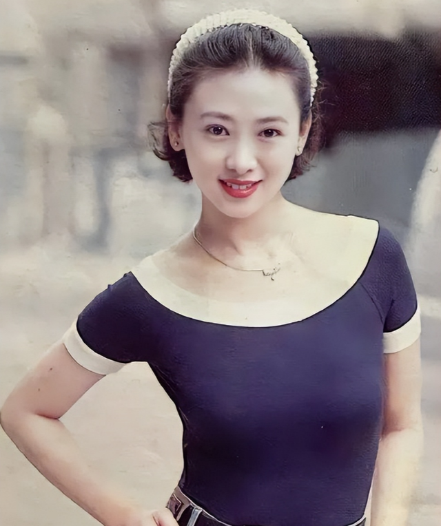 她出身清华大学，因拍三级片与父母决裂，如今再不让女儿进娱乐圈