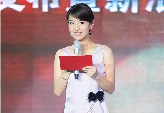 和撒贝宁同居四年，却转身和富豪在一起，没想到如今沦落至此