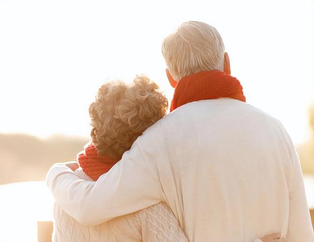 一碗馄饨牵出黄昏恋！《菜肉馄饨》的圆满结局，骗了多少观众？