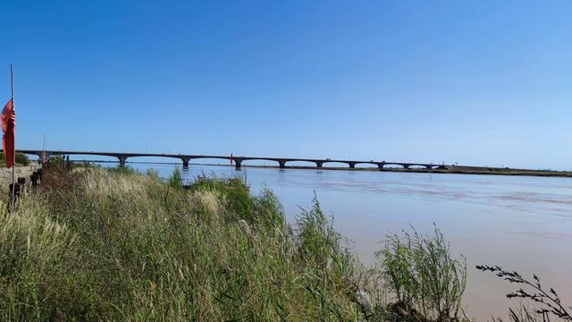 包头天下黄河第一村，靠着黄河边，风景还是不错的