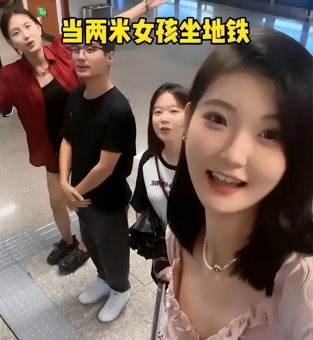 东北女孩身高2.26米	，貌美如花，妈妈却天天发愁：这辈子都难嫁人