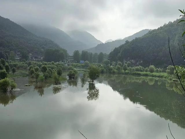 深山藏翡翠秘境！这片山水把夏日浪漫展现