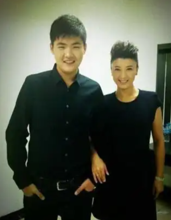 风向变了？央媒公开点名闫学晶，文案信息量大，32岁儿子也被连累