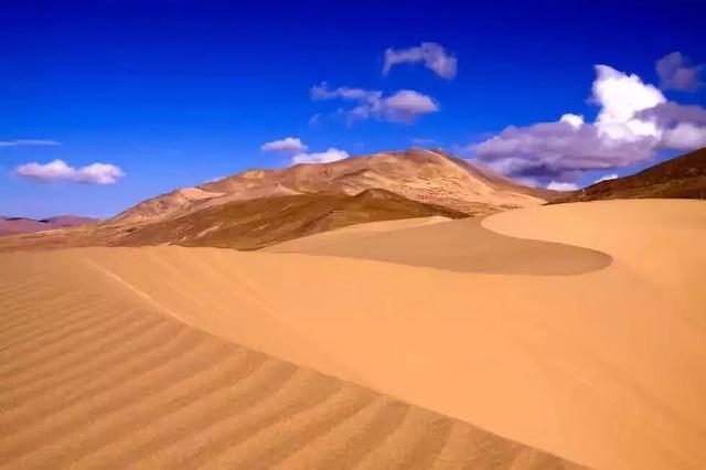 沙漠与湖泊相拥！西藏这片五彩沙丘美到犯规