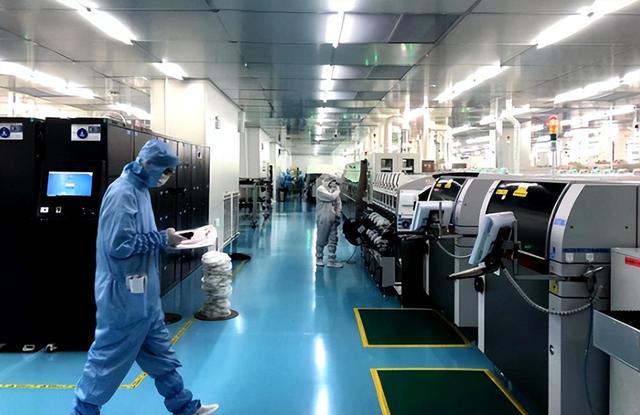 不装了，荷兰就光刻机对中国亮明态度，日本意识到“上当”了