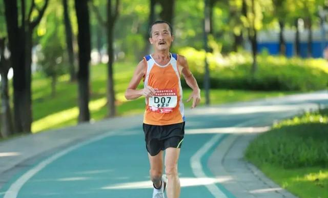 永远不要“小看”50岁以上还坚持跑步的人！