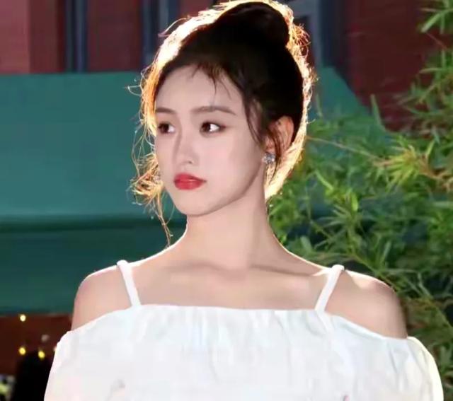 河南校花谢卓亚美貌惊艳全网，网友惊叹：美到让人怀疑人生啊！