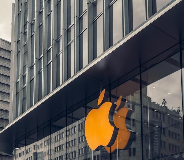 2027 年，苹果要推出真正的 “全面屏 iPhone”？这波操作太炸了！​