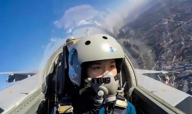 阅兵女机长身份曝光！私生活被扒，牺牲太大，老公身份也不简单