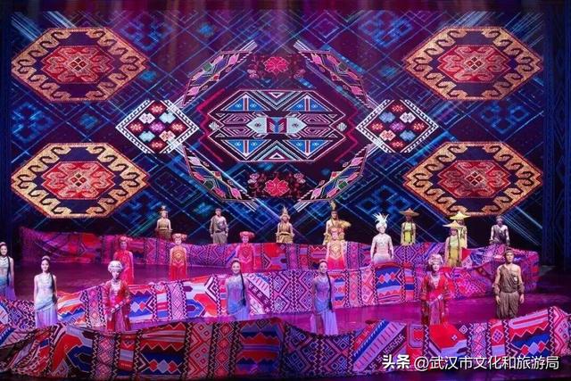 今天，武汉街头，9大花车巡游！
