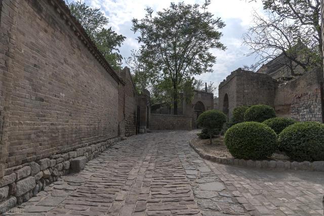 比平遥人少，比阆中低调，城墙环绕的晋商古城，真后悔没早点去