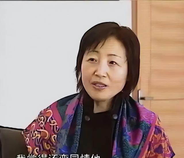 宗庆后去世那天，他老婆施幼珍在殡仪馆侧门的花圈后站了一会儿