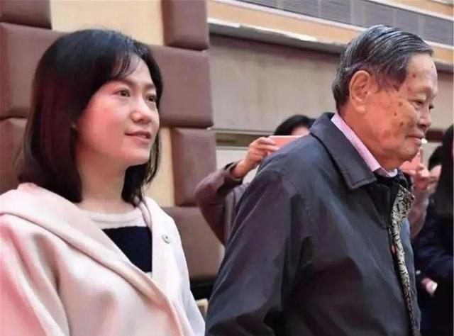 事实证明，嫁给大54岁杨振宁的“糊涂人”翁帆，才是真正的赢家