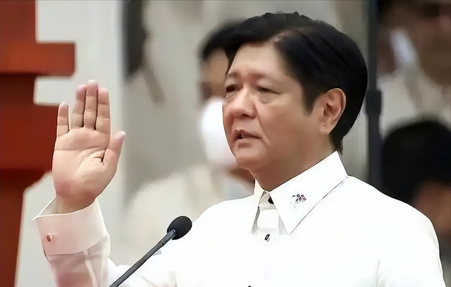 菲军威胁中国，敢登座滩军舰就动武，不到72小时，中国拖船逼近