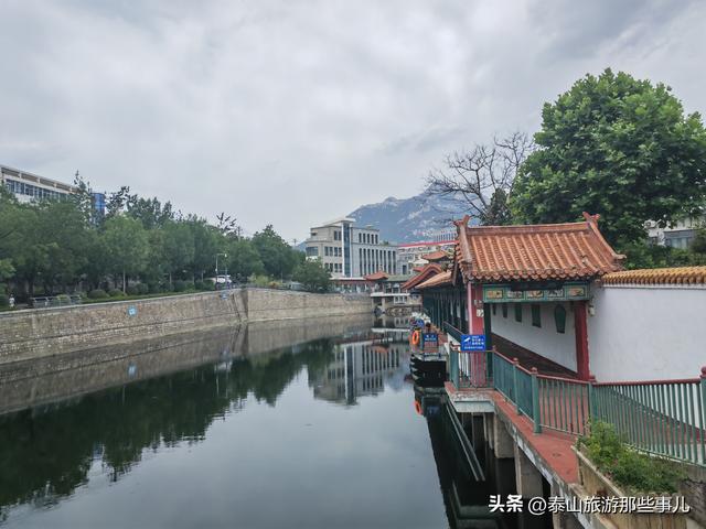 泰山脚下奈河之滨一处游园，小桥流水，是泰安人自己的“山塘街”