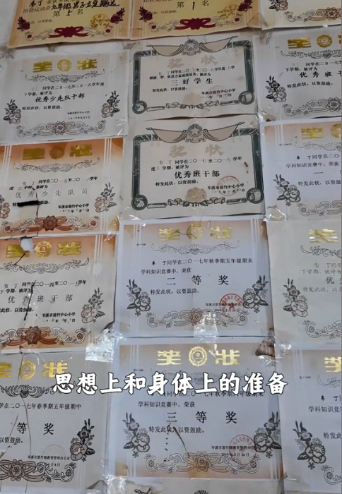 广西考生被国防科大录取，跑工地去报喜，父亲下意识动作惹人心酸