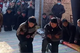 温暖的礼仪：两个孩子领众磕二十四拜，感人告别逝去的家中老人！图片