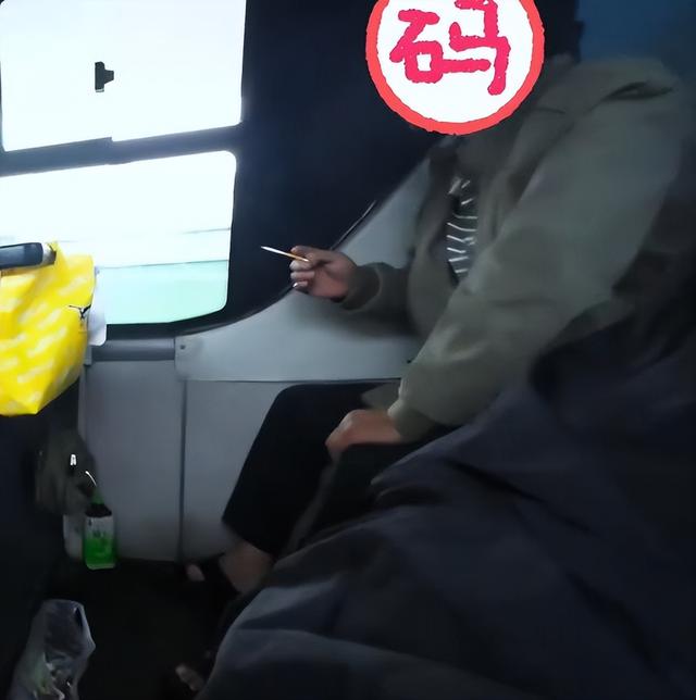 湖北小伙报老年旅行团，大妈在车上当众大便，全车被熏得捂鼻干呕