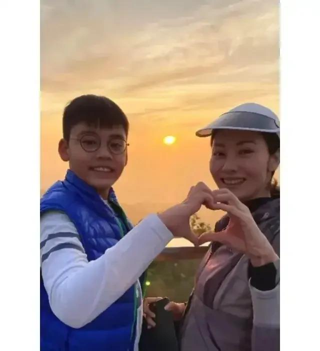 李嘉欣带儿子购物！14岁许建彤又高又壮样貌大变，留学后帅气不少