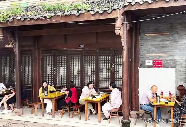 成都龙泉山被冷落的古场镇，街上空无一人，美食诱人被严重低估！