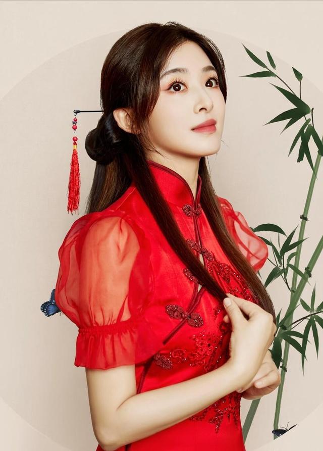 张含韵的奶欲更勾人，36岁依旧童颜，身材却饱满成熟韵味满满